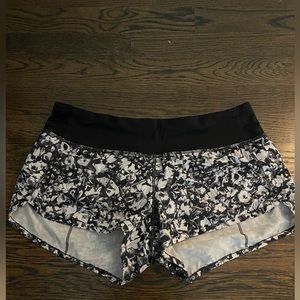 Lulu lemon size 6 speed up 2.5in short